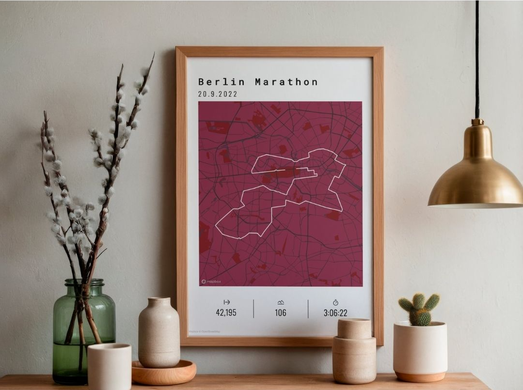 Strava Poster auf Sideboard